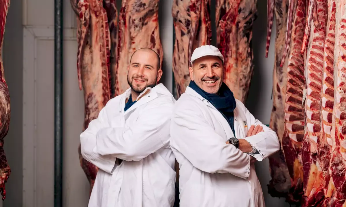 Les bouchers de la maison Alazard et Roux dans l'atelier